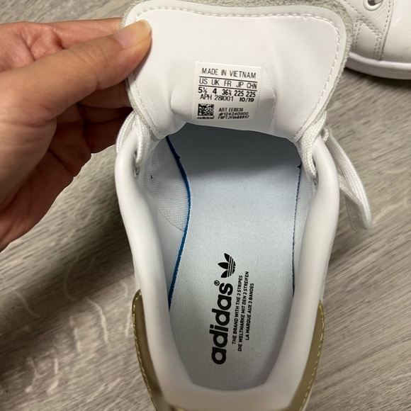 Adidas Stan Smith in Metallic Gold - Picture 7 of 7